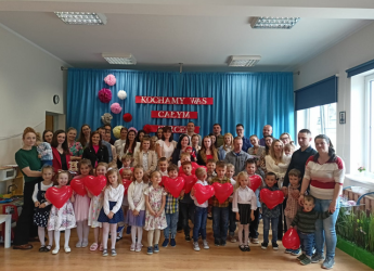 DZIEŃ MAMY I TATY – WYJĄTKOWE ŚWIĘTO MIŁOŚCI I WDZIĘCZNOŚCI W LIPNICKIM PRZEDSZKOLU